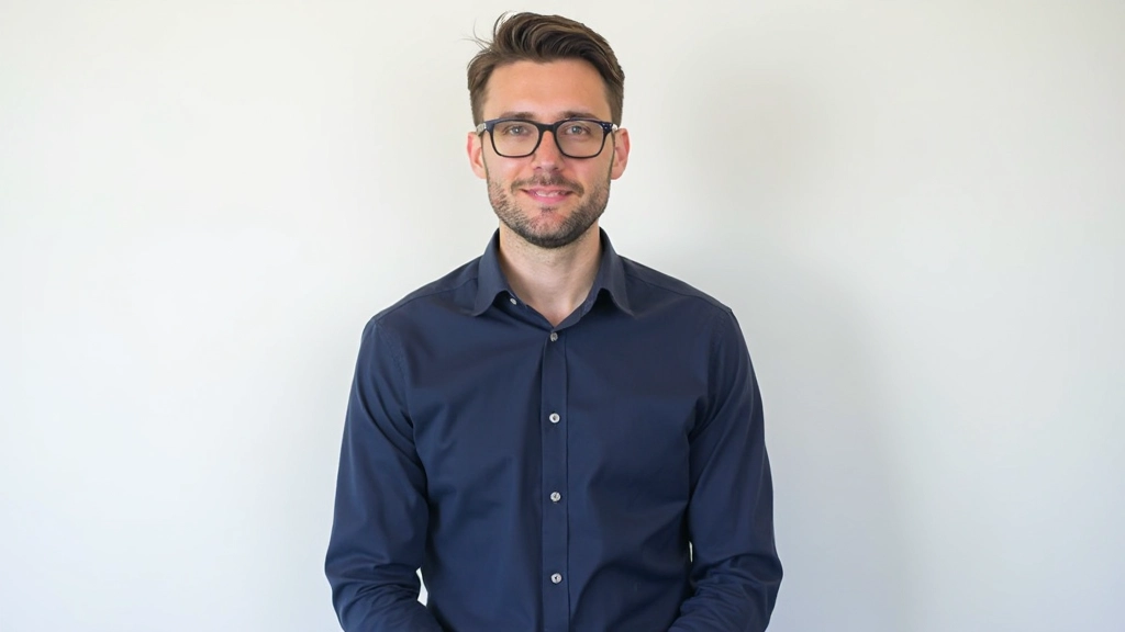 Porträt eines professionellen Mannes mit Brille im modernen Business-Anzug